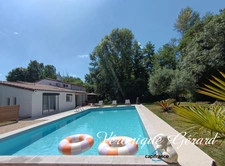 MAISON FAMILIALE ET LUMINEUSE 4 CHAMBRES AVEC PISCINE ET JARDIN ENTIEREMENT CLOS