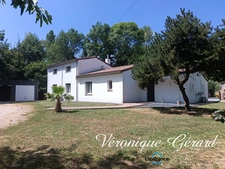 MAISON FAMILIALE ET LUMINEUSE 4 CHAMBRES AVEC PISCINE ET JARDIN ENTIEREMENT CLOS