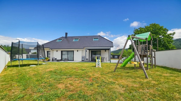 Maison récente à vendre 6 pièces 4 chambres avec double garage et jardin LOUEY (65)