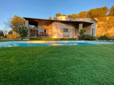 Maison familiale 175 m² avec piscine – Sous-sol 150 m² – Terrain 5000 m² – Proche Avignon et Saint-Rémy-de-Provence