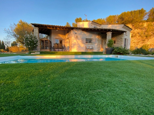 Maison familiale 175 m² avec piscine – Sous-sol 150 m² – Terrain 5000 m² – Proche Avignon et Saint-Rémy-de-Provence