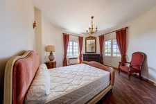 Exceptional house, 8 rooms, residential area (30)