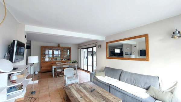 Maison à vendre 6 pièces, piscine, garage.