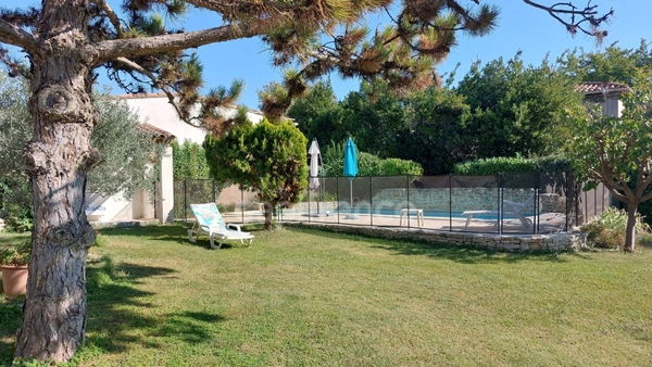 Maison avec piscine et jardin à Barbentane – 3 chambres – terrain 880 m² – proche gare TGV