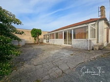PLAIN-PIED CHARRON– PARCELLE D’ENVIRON 1500 M² – FORT POTENTIEL