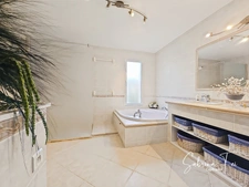 MAISON FAMILIALE DE PLUS DE 165 M² – QUARTIER RÉSIDENTIEL RECHERCHÉ – CALME ABSOLU – SANS VIS-À-VIS – EXPOSITION SUD – PISCINE