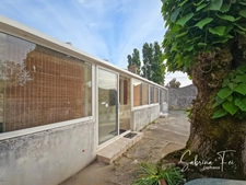 PLAIN-PIED CHARRON– PARCELLE D’ENVIRON 1500 M² – FORT POTENTIEL