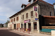 Murs et Fonds de commerce à vendre proche de LA GACILLY  (56) BAR TABAC CAFE BRASSERIE FDJ - emplacement n°1 - licence 4 -terrasse - jardin - logement - stationnement. 