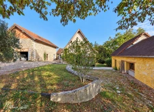 A vendre Deux maisons, un appartement indépendant et deux garages 246 M² habitables  8 pièces SAINT PIERRE DE CHIGNAC (24)– Terrain de 1981 M².