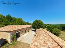 Aux portes de Périgueux – Authentique longère en pierre du XIXᵉ siècle 210 M²- T7 – DPE B – Terrain clos de 1,14 hectare-dépendance 130 M²-garages-SARLIAC-SUR-L'ISLE