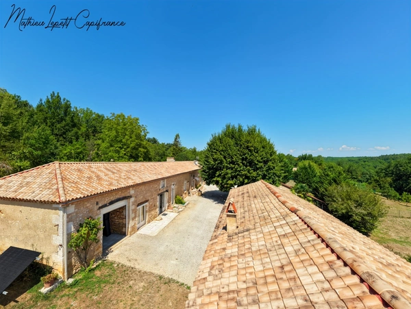 Aux portes de Périgueux – Authentique longère en pierre du XIXᵉ siècle 210 M²- T7 – DPE B – Terrain clos de 1,14 hectare-dépendance 130 M²-garages-SARLIAC-SUR-L'ISLE