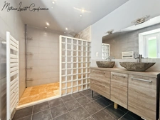 Aux portes de Périgueux – Authentique longère en pierre du XIXᵉ siècle 210 M²- T7 – DPE B – Terrain clos de 1,14 hectare-dépendance 130 M²-garages-SARLIAC-SUR-L'ISLE