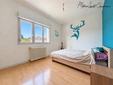 à vendre LIMEYRAT – Maison T4 sur terrain clos et arboré de 3 250 m²/kota finlandais en bois 