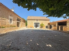 Aux portes de Périgueux – Authentique longère en pierre du XIXᵉ siècle 210 M²- T7 – DPE B – Terrain clos de 1,14 hectare-dépendance 130 M²-garages-SARLIAC-SUR-L'ISLE