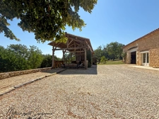 Aux portes de Périgueux – Authentique longère en pierre du XIXᵉ siècle 210 M²- T7 – DPE B – Terrain clos de 1,14 hectare-dépendance 130 M²-garages-SARLIAC-SUR-L'ISLE