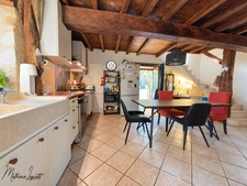 A vendre Deux maisons, un appartement indépendant et deux garages 246 M² habitables  8 pièces SAINT PIERRE DE CHIGNAC (24)– Terrain de 1981 M².