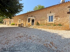 Aux portes de Périgueux – Authentique longère en pierre du XIXᵉ siècle 210 M²- T7 – DPE B – Terrain clos de 1,14 hectare-dépendance 130 M²-garages-SARLIAC-SUR-L'ISLE
