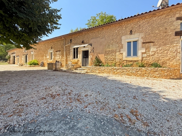 Aux portes de Périgueux – Authentique longère en pierre du XIXᵉ siècle 210 M²- T7 – DPE B – Terrain clos de 1,14 hectare-dépendance 130 M²-garages-SARLIAC-SUR-L'ISLE