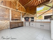Aux portes de Périgueux – Authentique longère en pierre du XIXᵉ siècle 210 M²- T7 – DPE B – Terrain clos de 1,14 hectare-dépendance 130 M²-garages-SARLIAC-SUR-L'ISLE