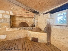 Aux portes de Périgueux – Authentique longère en pierre du XIXᵉ siècle 210 M²- T7 – DPE B – Terrain clos de 1,14 hectare-dépendance 130 M²-garages-SARLIAC-SUR-L'ISLE