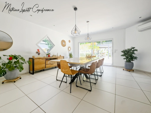 Maison contemporaine de 253 m² avec piscine, garage isolé de 100 m² et terrain de 4 728 m² – CHANCELADE- aucun travaux à prévoir 