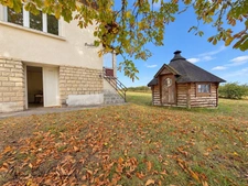 à vendre LIMEYRAT – Maison T4 sur terrain clos et arboré de 3 250 m²/kota finlandais en bois 