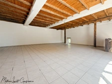 Aux portes de Périgueux – Authentique longère en pierre du XIXᵉ siècle 210 M²- T7 – DPE B – Terrain clos de 1,14 hectare-dépendance 130 M²-garages-SARLIAC-SUR-L'ISLE