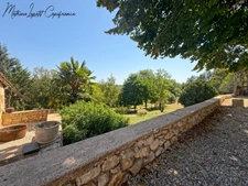 Aux portes de Périgueux – Authentique longère en pierre du XIXᵉ siècle 210 M²- T7 – DPE B – Terrain clos de 1,14 hectare-dépendance 130 M²-garages-SARLIAC-SUR-L'ISLE