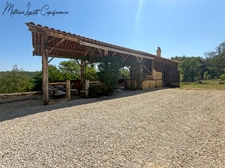 Aux portes de Périgueux – Authentique longère en pierre du XIXᵉ siècle 210 M²- T7 – DPE B – Terrain clos de 1,14 hectare-dépendance 130 M²-garages-SARLIAC-SUR-L'ISLE