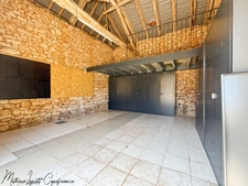 Aux portes de Périgueux – Authentique longère en pierre du XIXᵉ siècle 210 M²- T7 – DPE B – Terrain clos de 1,14 hectare-dépendance 130 M²-garages-SARLIAC-SUR-L'ISLE