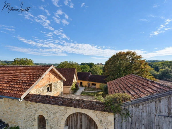 A vendre Deux maisons, un appartement indépendant et deux garages 246 M² habitables  8 pièces SAINT PIERRE DE CHIGNAC (24)– Terrain de 1981 M².