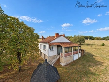 à vendre LIMEYRAT – Maison T4 sur terrain clos et arboré de 3 250 m²/kota finlandais en bois 