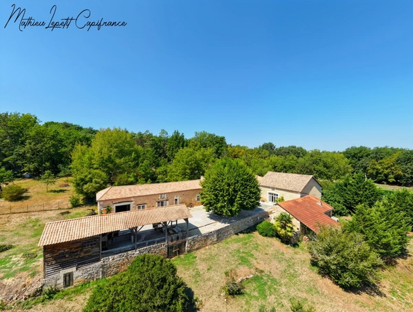 Aux portes de Périgueux – Authentique longère en pierre du XIXᵉ siècle 210 M²- T7 – DPE B – Terrain clos de 1,14 hectare-dépendance 130 M²-garages-SARLIAC-SUR-L'ISLE