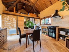 A vendre Deux maisons, un appartement indépendant et deux garages 246 M² habitables  8 pièces SAINT PIERRE DE CHIGNAC (24)– Terrain de 1981 M².