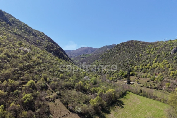 Terres et bâtis d'activités de 256 m² sur 20 hectares (203 000 m²)