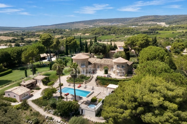 Propriété de caractère de 615 m2 sur 25 000 m2 de terrain