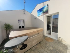 Maison à vendre 6 pièces SAINT ROGATIEN (17) - 152 m2 habitables - 4 chambres - 2 patios - Garage 41 m2 - Piscine - Jacuzzi