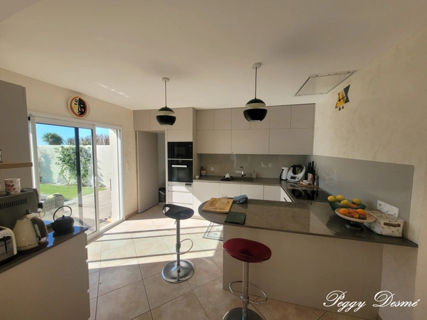 Maison à vendre 6 pièces SAINT ROGATIEN (17) - 152 m2 habitables - 4 chambres - 2 patios - Garage 41 m2 - Piscine - Jacuzzi