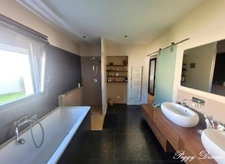 House for sale in L'HOUMEAU (17), 6 rooms - 173 m² - 1100 m² plot - 4 bedrooms, 1 office - Heated swimming pool - Double garage