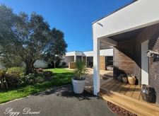 House for sale in L'HOUMEAU (17), 6 rooms - 173 m² - 1100 m² plot - 4 bedrooms, 1 office - Heated swimming pool - Double garage