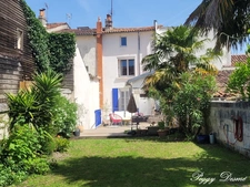 Maison à vendre 8 pièces SAINTES (17) - Double Séjour, 4 chambres, Bureau, Terrasse, Jardin