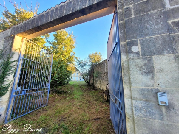 Propriété à vendre 14 pièces SAINT JEAN D'ANGELY (17) - Ancien domaine viticole, Bâti de 940 m2, Maison de maître, Dépendances.