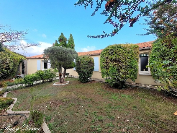 Maison à vendre 7 pièces PERIGNY (17) - Elégante maison de plain-pied de 144 m2 aux portes de La Rochelle - Double séjour- 4 chambres - Double garage - Sauna - Parcelle de 758 m2