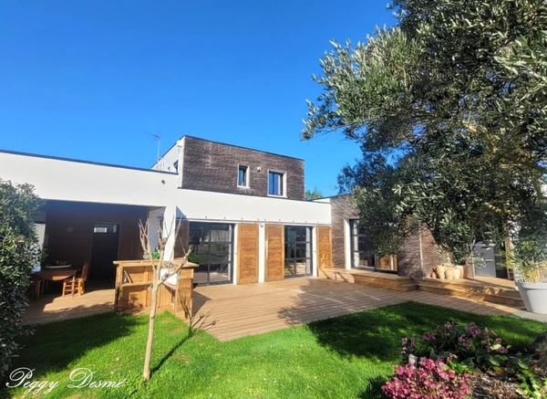 Maison à vendre 6 pièces L'HOUMEAU (17) - 173 m2 - Parcelle de 1100 m2 - 4 chambres, 1 bureau - Piscine chauffée - Double garage