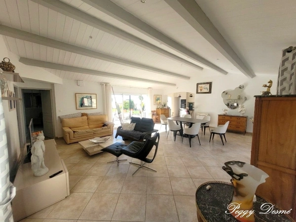 Maison à vendre 6 pièces SAINT ROGATIEN (17) - 152 m2 habitables - 4 chambres - 2 patios - Garage 41 m2 - Piscine - Jacuzzi