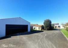 House for sale in L'HOUMEAU (17), 6 rooms - 173 m² - 1100 m² plot - 4 bedrooms, 1 office - Heated swimming pool - Double garage