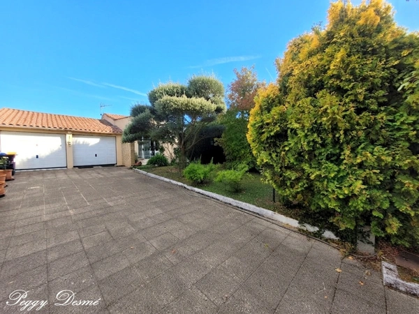 Maison à vendre 7 pièces PERIGNY (17) - Elégante maison de plain-pied de 144 m2 aux portes de La Rochelle - Double séjour- 4 chambres - Double garage - Sauna - Parcelle de 758 m2