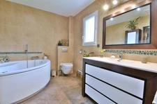 Maison à vendre 7 pièces à 20mn au sud d'AIX EN PROVENCE (13), 170 m2 sur 1 200 m2, vue Sainte Victoire, piscine