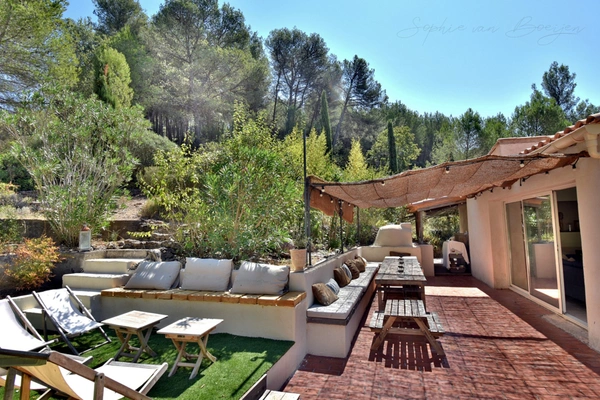 Propriete à vendre au sud d'AIX EN PROVENCE (13), 230 m2 sur 4 000 m2, 6 chambres, garage, piscine, jacuzzis, sauna