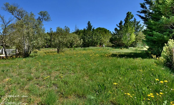 Terrain de 2 846 m² viabilisé à EGUILLES (13) – Vente en totalité ou par lot de 1 423 m²